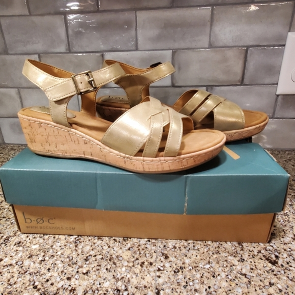 B.O.C Womans Goldie comfort gold strappy wedge,summer, sandals sz 11